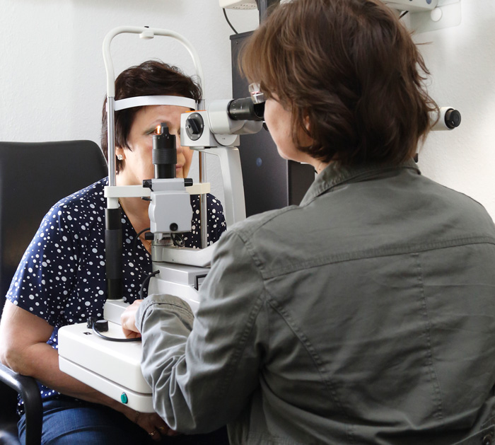 So läuft der Sehtest bei uns ab Zwei Frauen während eines Sehtests